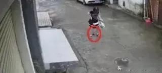 最近，某地发生了一件让人哭笑不得的事情，一位身穿黑色裙子的中年女子没穿内裤，竟然