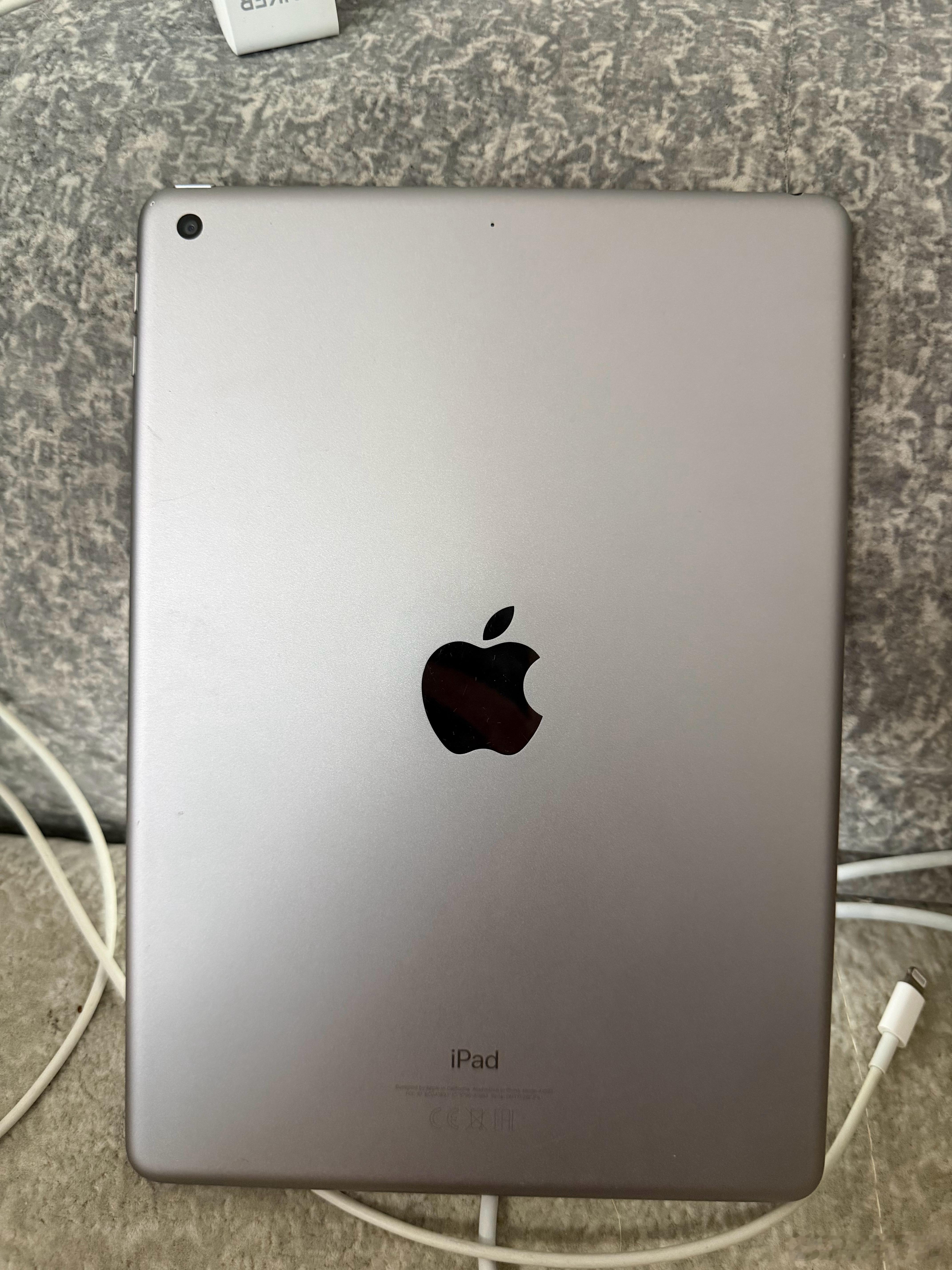 8 年前买的 iPad，5 年没充过电了，电池居然没饿死 S准备拿来挂在墙上当 