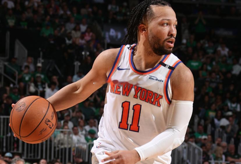 今日NBA常规赛，尼克斯114-113战胜步行者。赛后，尼克斯球员布伦森称赞队友