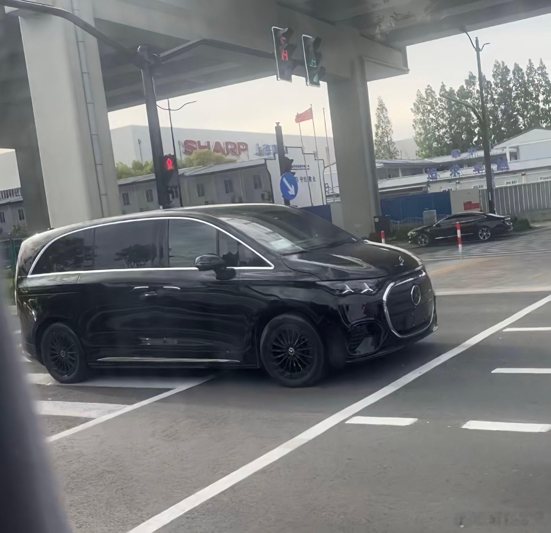 奔驰也开始抄理想了？   第一眼我还以为Mega呢，奔驰VLE是要替代燃油V级的