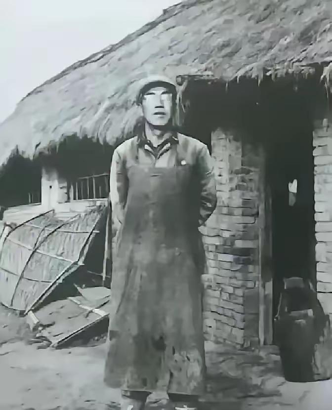 1947年深夜，地主郭良知悄悄走进柴房。看着被牢牢捆绑的地下党员朱玉和，他二话不