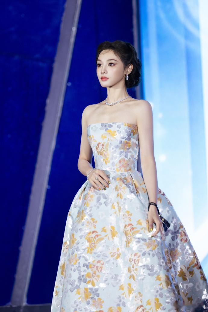 彭小苒公主登场音乐响起，彭小苒在北京电影节公主登场，一袭繁花抹胸礼裙尽显优雅，钻