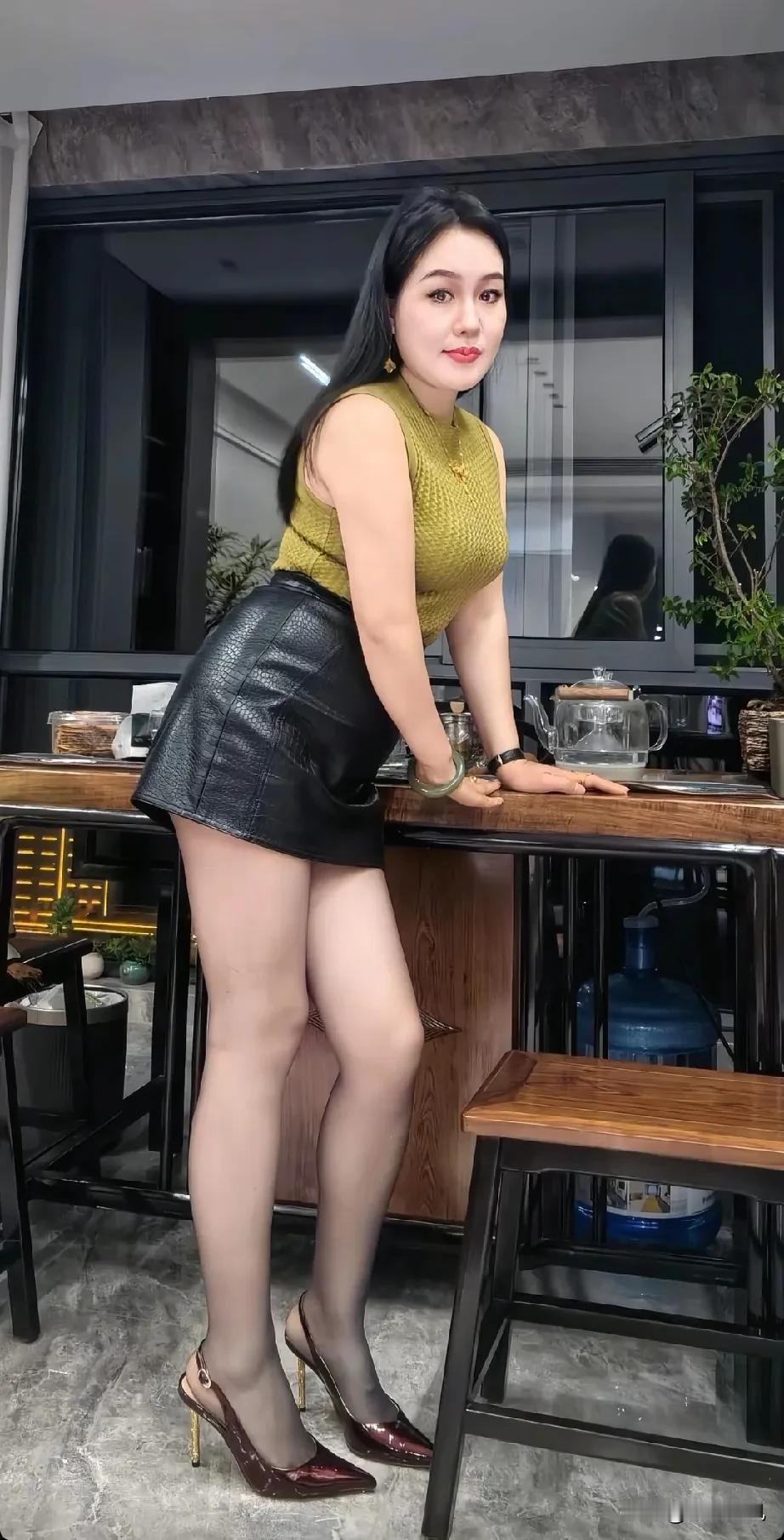 86年
40岁
终于明白钱可以养人
一个没钱的女人
很难始终维持体面的精致

妆