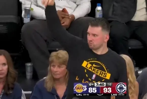 不是什么情况？？？湖人刚才不是落后23分吗？？？湖人vs快船