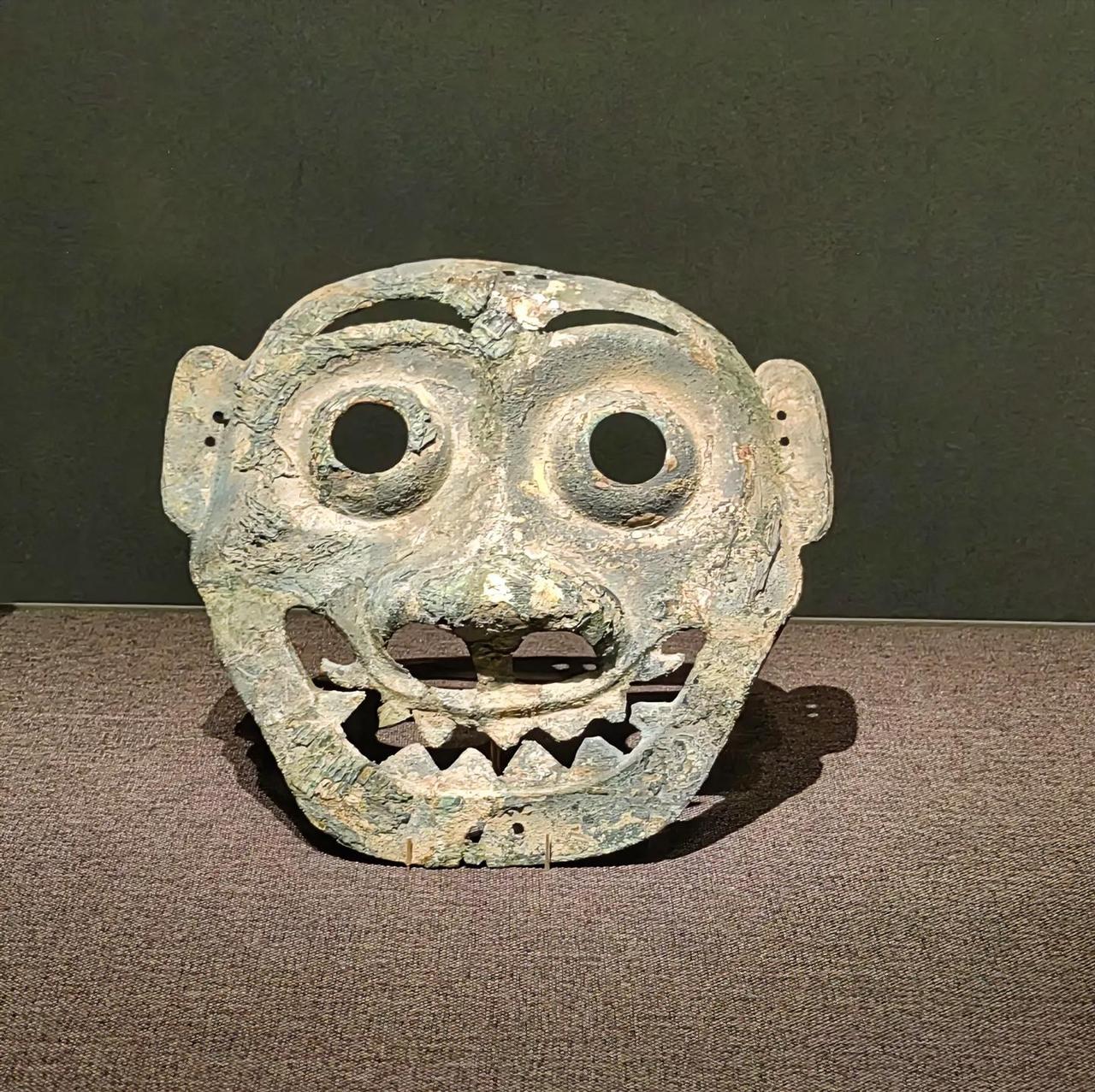 谁懂啊！这老物件我瞅着像个谜！
家人们谁懂啊！我翻出个老物件，瞅着怪有意思的！圆