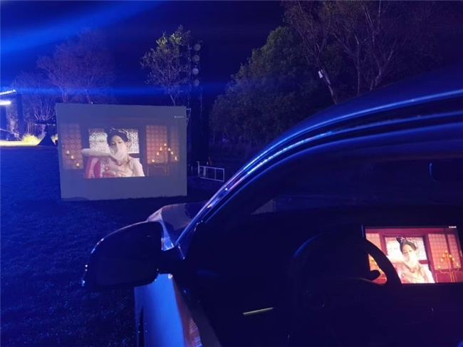 新车以为无用但实际很香的功能车灯放电影算有效创新吗 一开始觉得车灯能放电影是花活