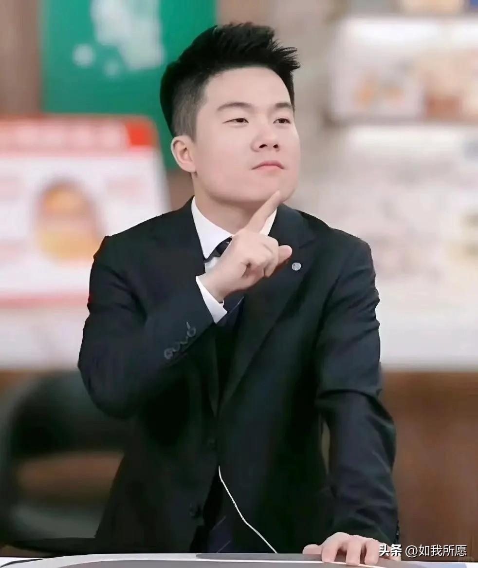 全网都在夸
董宇辉有才华，
但我今天想聊聊他背后那个“不露脸的女人”——贺筠雅。