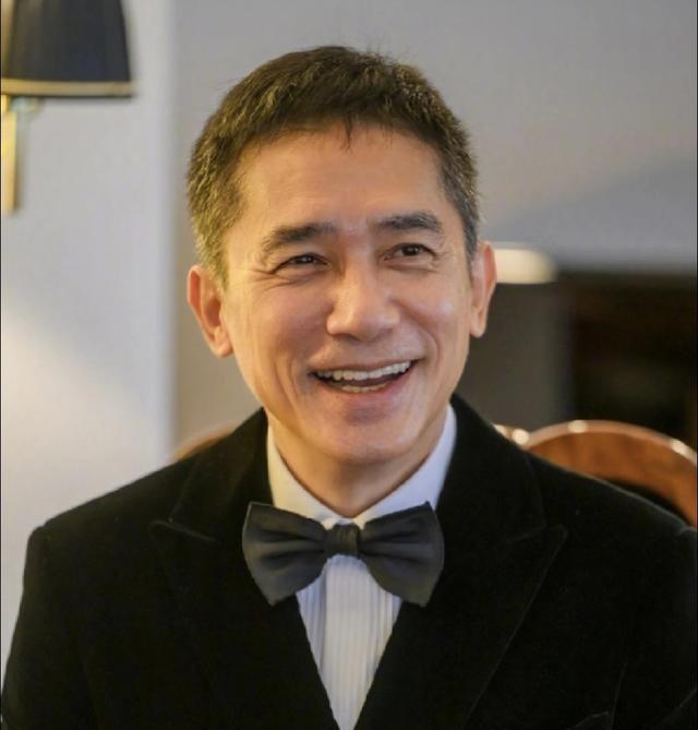 主持人问梁朝伟：“刘嘉玲符合你的择偶标准吗？”梁朝伟说说：“完全不符合，甚至是刚