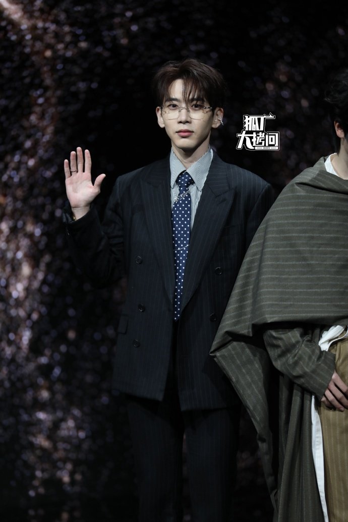 狐厂的微博之夜红毯出图。和所有人有仇👌 