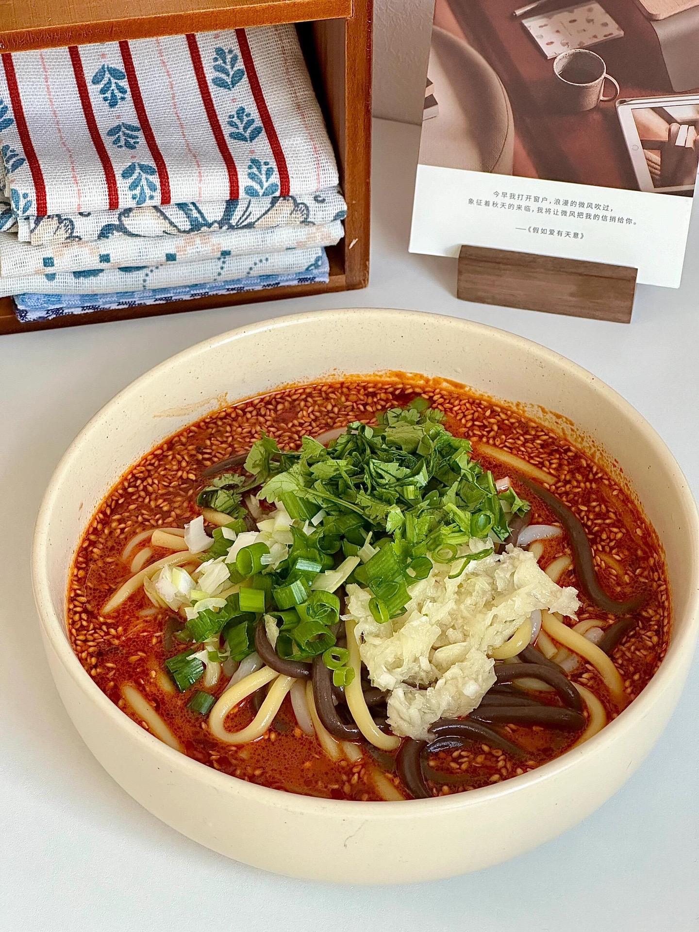 麻辣粗粮面，赶快去做吧。每根面条都裹满麻辣酱汁，一口一口狂吸
连汤汁都可以喝掉的感觉太爽啦
🍐做法：
调个料汁：1勺辣椒面，1勺细辣椒粉，1勺白芝麻，淋上热油搅匀，加2勺酱油或生抽，1勺蚝油，2
勺陈醋，半勺白糖提鲜，2勺藤椒油，适量盐和鸡精，1勺芝麻酱，充分搅匀
水开把粗粮面煮熟，舀2大勺面汤在调料里搅匀，加入粗粮面，加2勾蒜泥，葱花，香菜拌匀