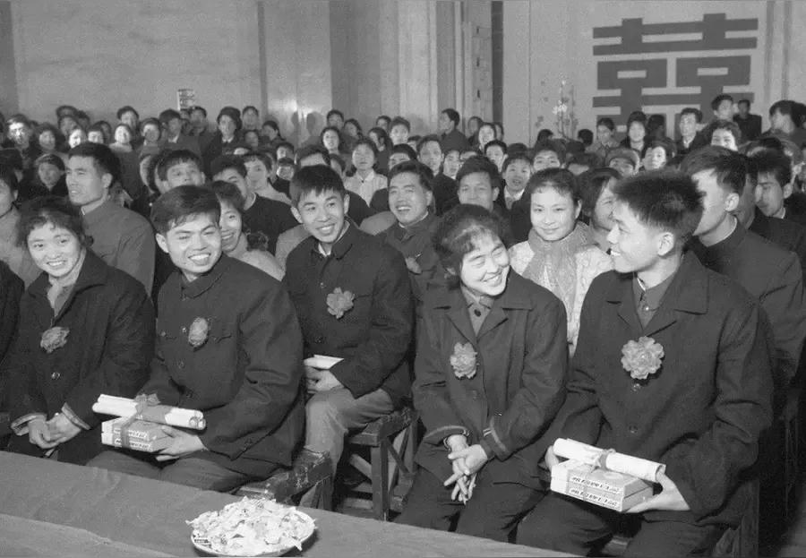 50、60后都已经不年轻了，基本上都是老人了，你们还记得当年的集体婚礼吗？那是毛