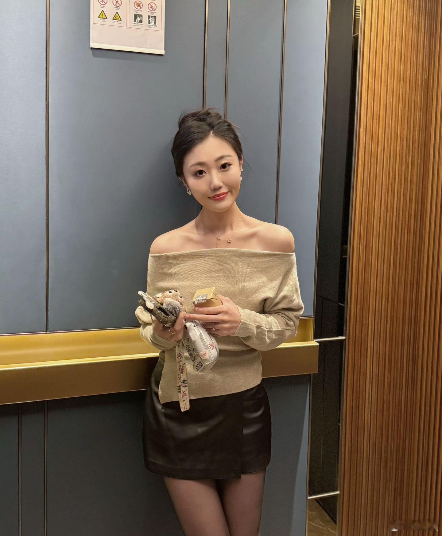 齐彤彤 🖤 日常黑丝穿搭 ​​​