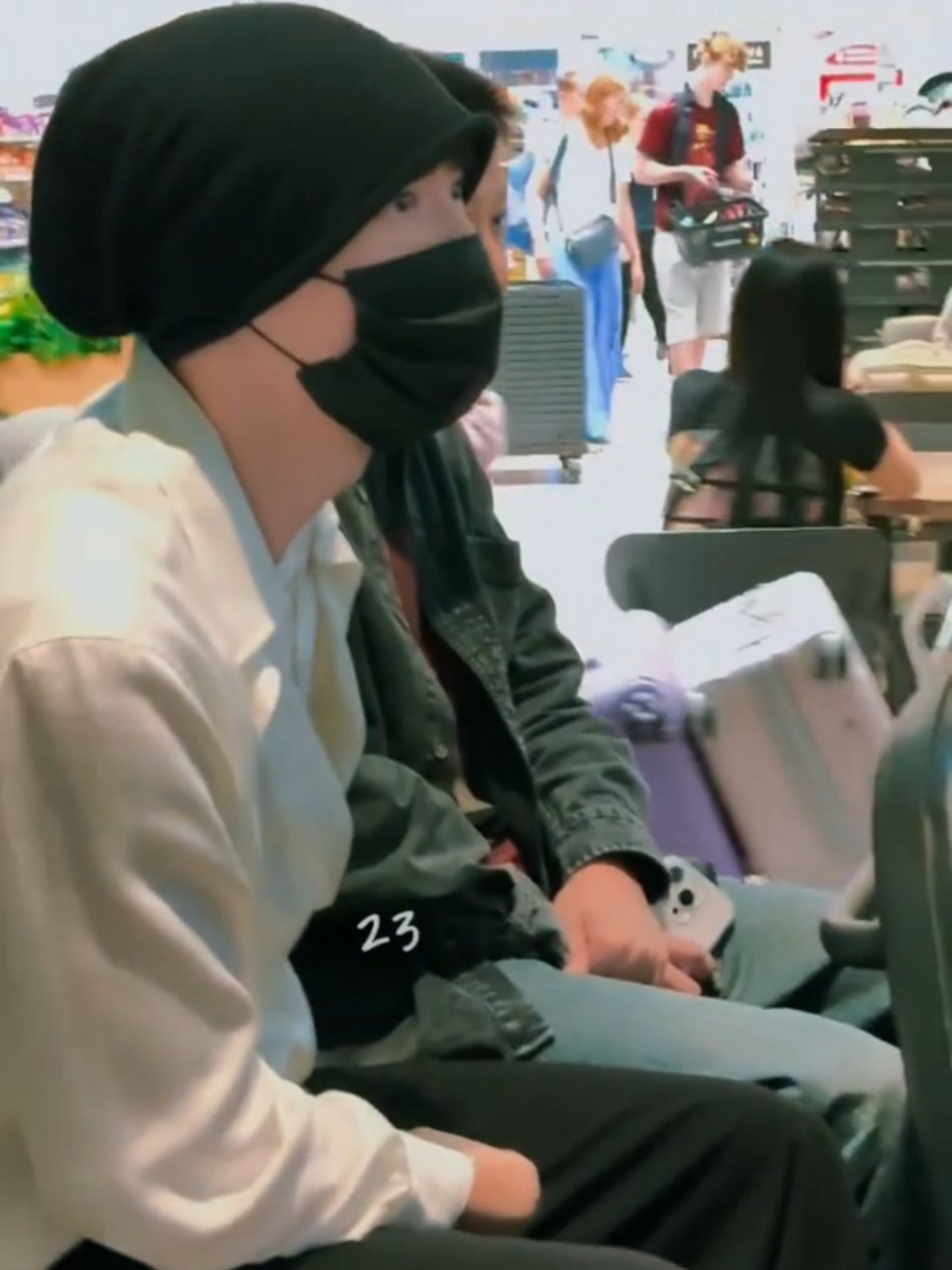 谁家小媳妇儿刚生完宝宝就出来了 