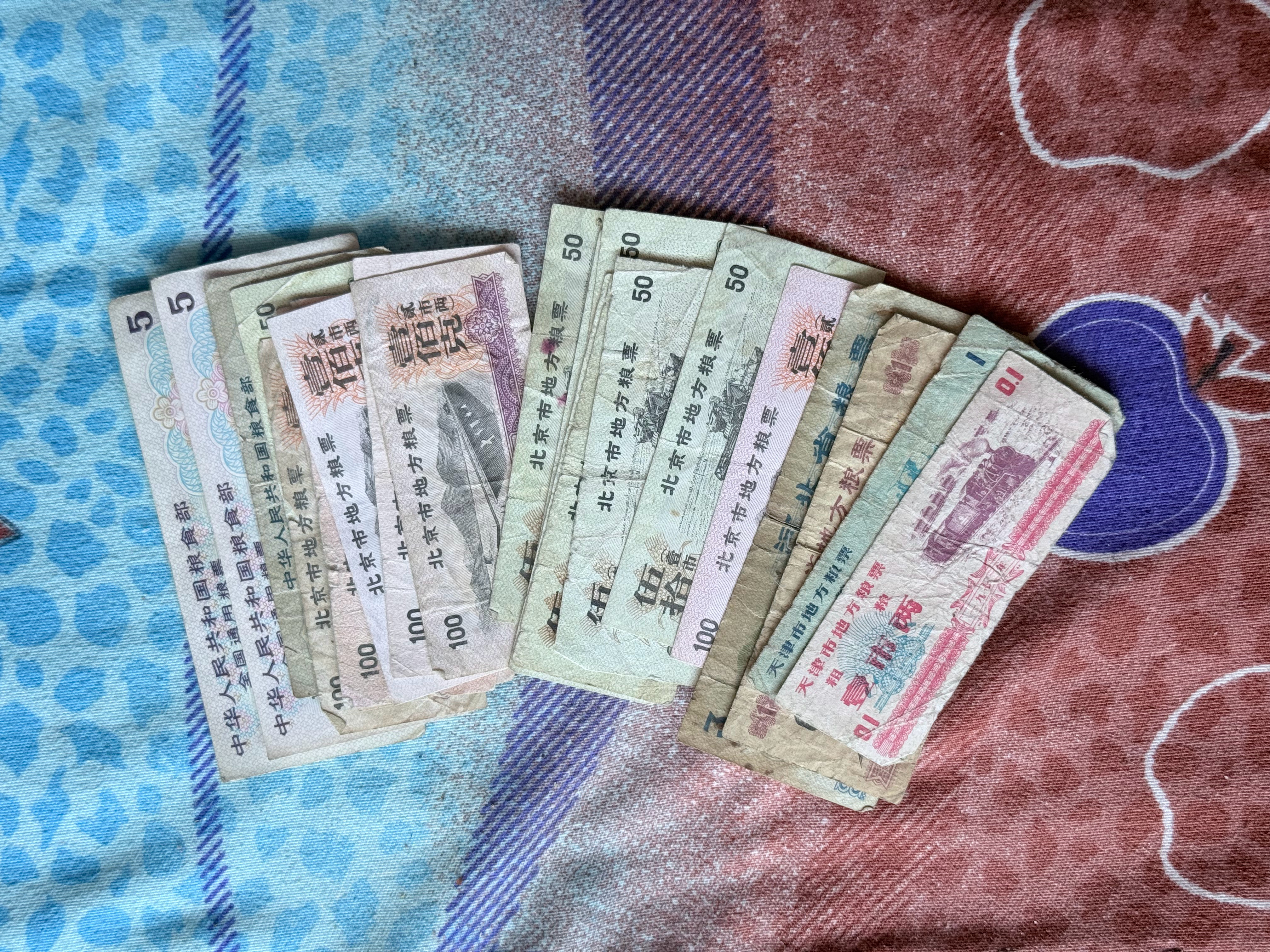 在奶奶家挖到宝了！一兜子老粮票，从全国通用的到北京、天津的地方票，面额从几克到几