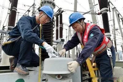 想要进入电力公司工作，首先你需要拥有相关的学历背景。

一般来说，电力公司更倾向