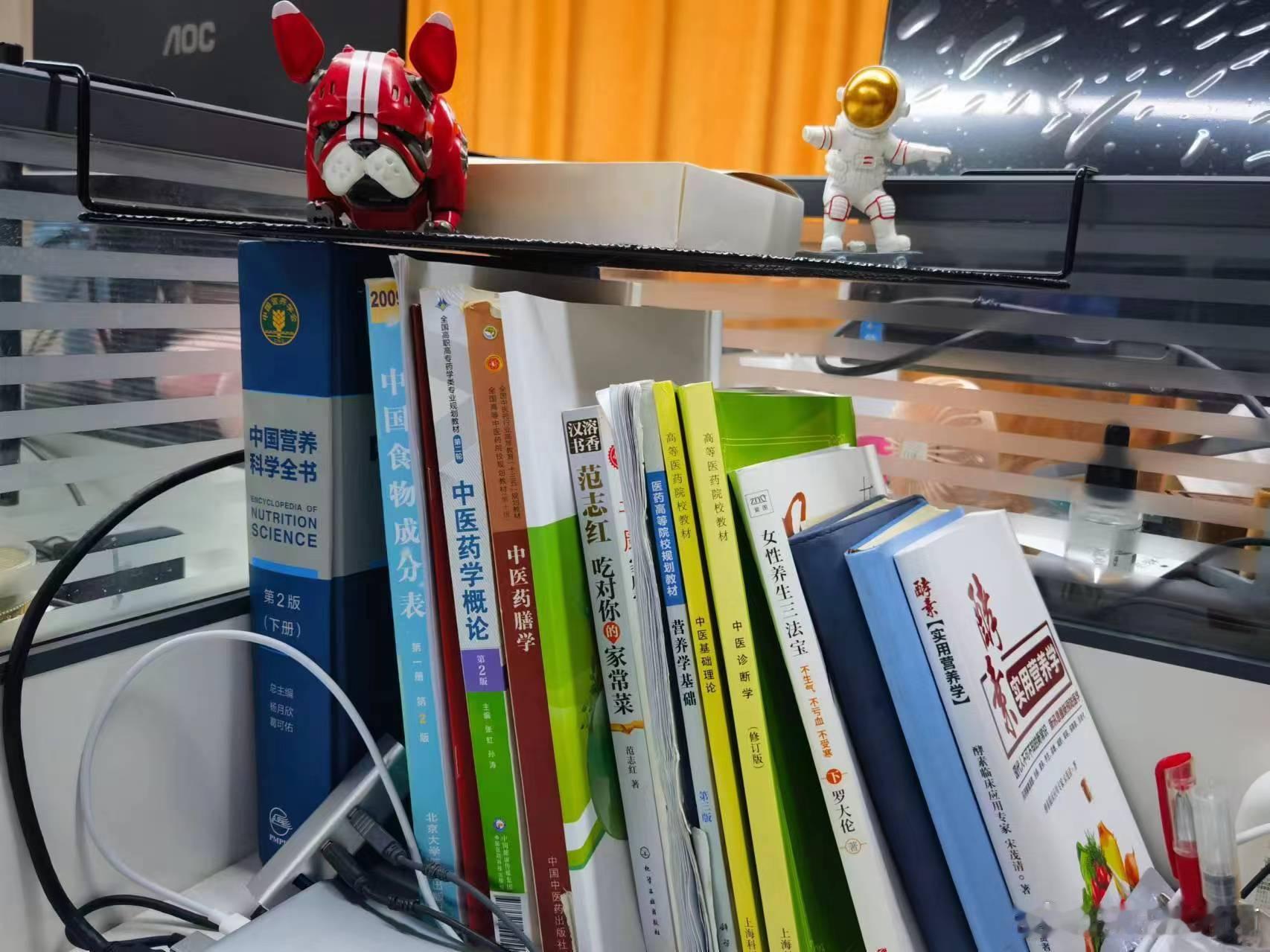 00后的办公桌，深深的代沟感！！！[苦涩]#记录生活# ​​​
