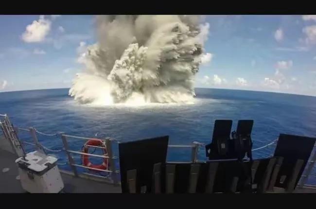 中国海军对自己下手太狠了，在如此近的距离上引爆爆炸物测试052D的全舰抗冲击性能