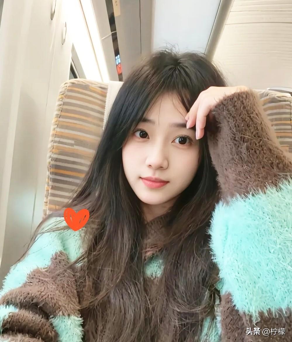 问所有男人一个问题，
摸着良心说不许撒谎，
假如有一天你遇见一个女生，
她比你现