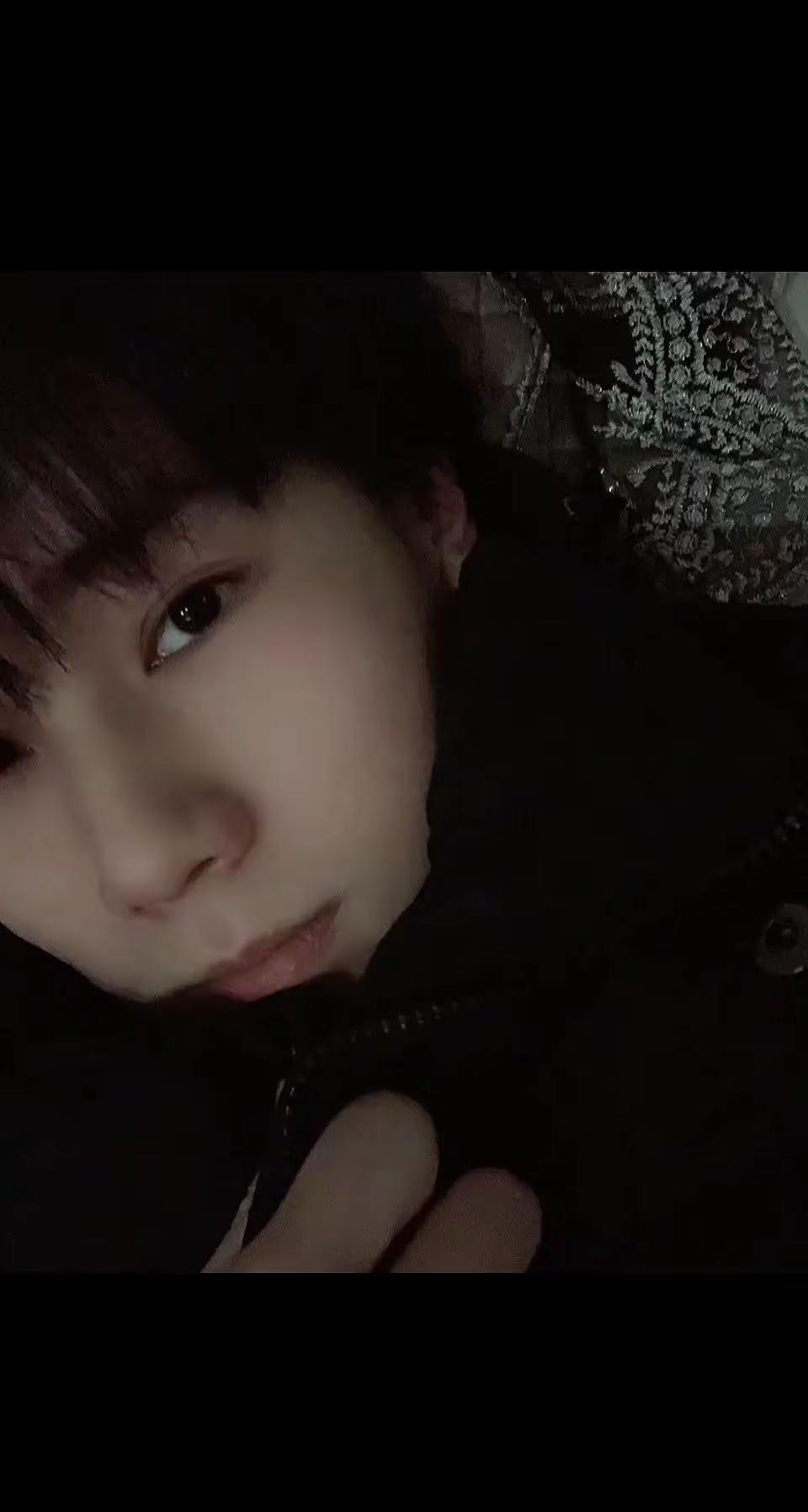 暗恋简称胆小鬼。高中时，我跟张真源在同一所学校同一个班级，我在他斜后桌坐着，他文