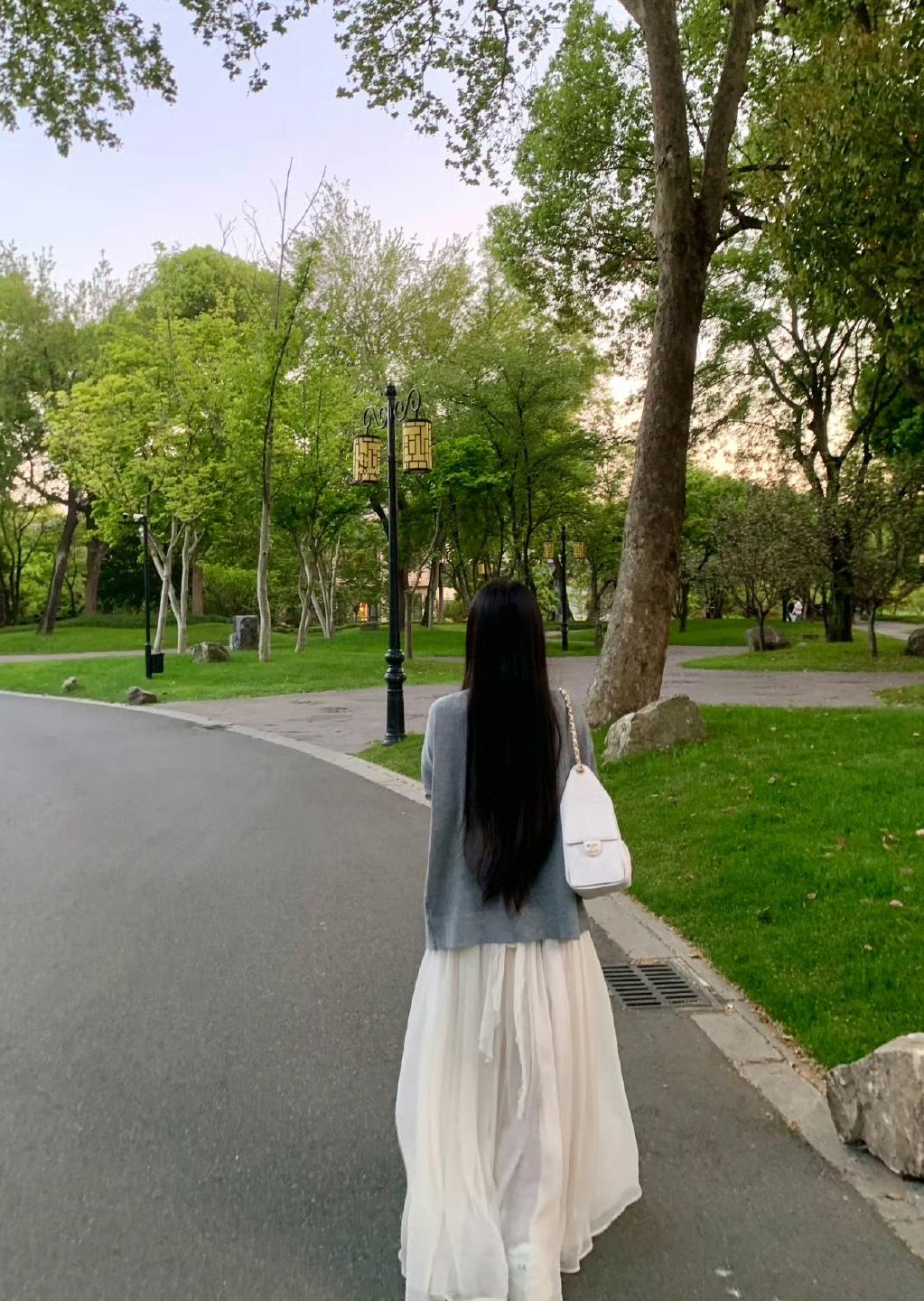 灰上衣+白纱裙，舒服又出片，走路都自带滤镜感，公园散步太适配啦[心]