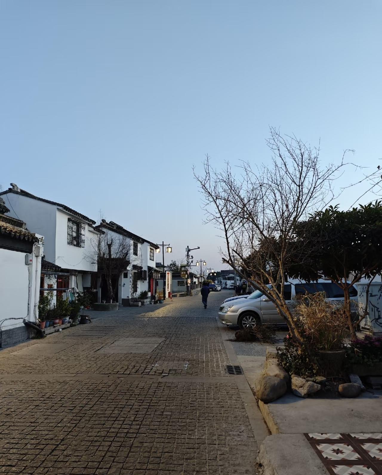 图一这是苏州市区，图二这是苏州农村？

我不是那种很见过世面的人，感觉江苏市中心