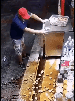 目测这一盆鸡蛋，最少得有200个，每个就算一元钱的话，这一盆也是200多元，从这