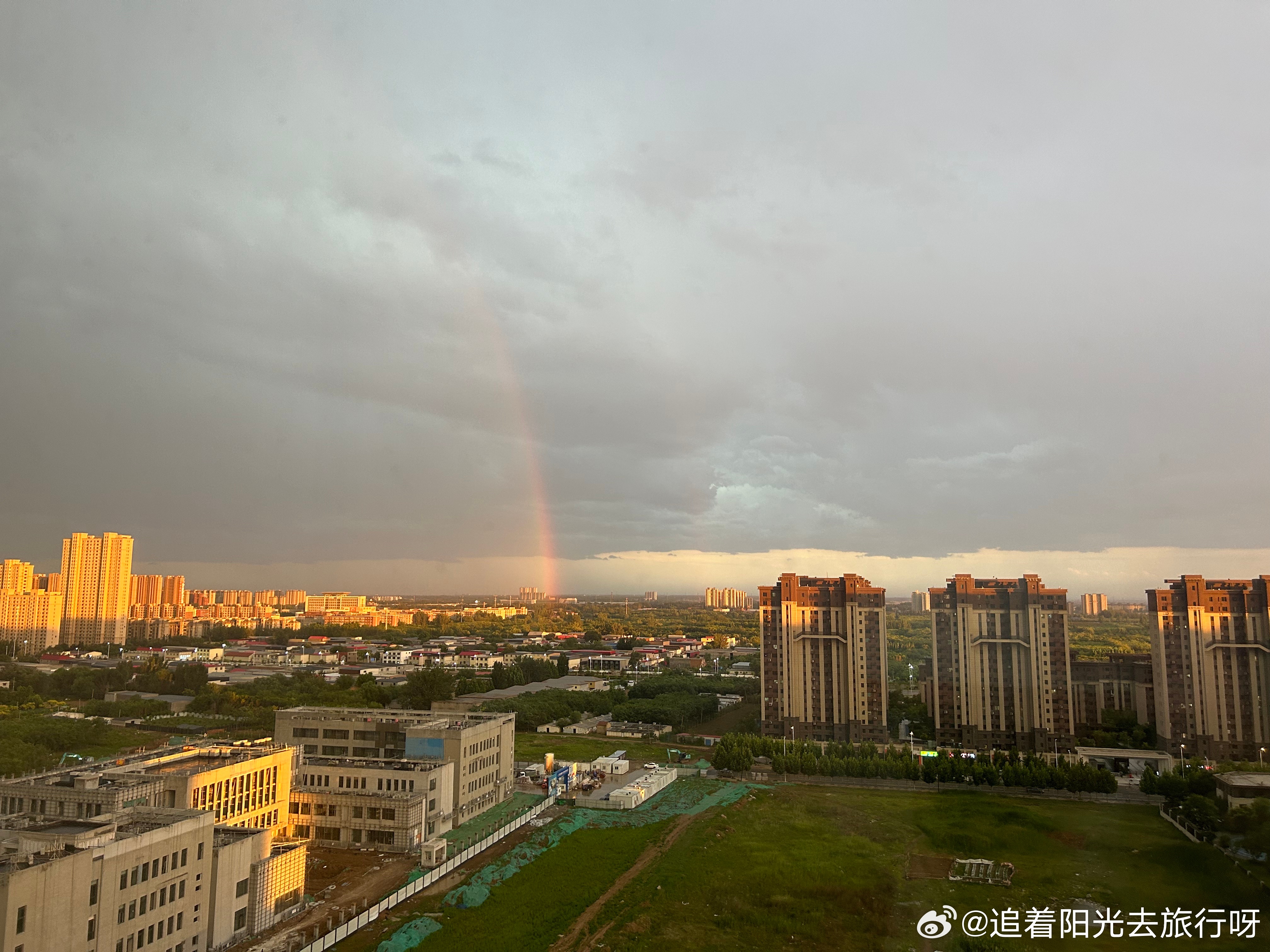 我妹妹的孩子今年高考，昨天我这个姨妈已经去给孩子加油了，吃的水果什么的都不敢买了