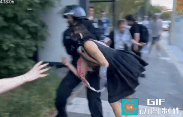 高大壮实的美国警察锁喉抱摔一名搜索未成年少女
把少女狠狠砸在地上，看着都觉得疼。