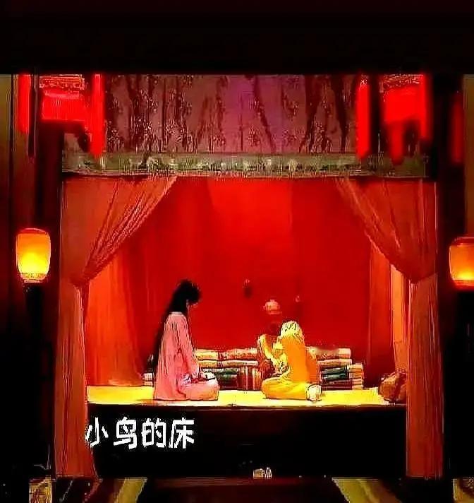 安陵容又上热搜。

刷到故宫把她的香囊做成展签，我愣了两秒：一个虚构的反派，居然