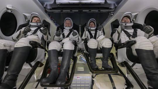 周四，四名宇航员搭乘SpaceX的Crew Dragon太空舱，因一名机组人员遭