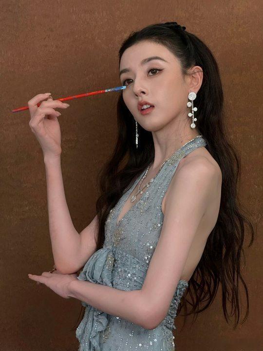 宋祖儿蓝色亮片挂脖裙宋祖儿挂脖蓝裙哇！宋祖儿出图啦！亮片蓝裙好美啊！ 
