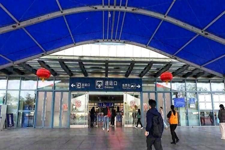 每天4点半起床，跨城通勤4个小时，这日子听着就够狠。
惠州的房，深圳的班，很多人