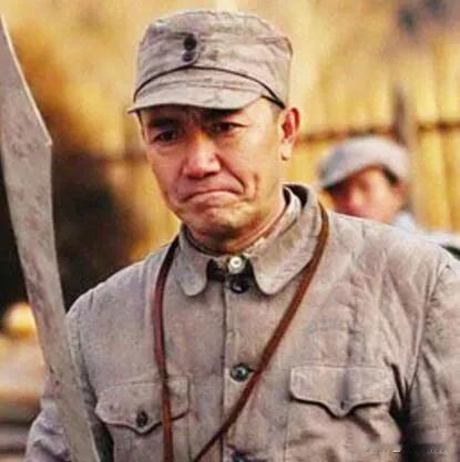 李云龙手起刀落，土匪的脑袋搬家。这一刀快意恩仇、砍出了血性。

这是《亮剑》中最