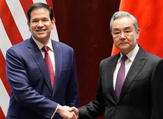 特朗普访华前，美国主动找中国外长谈谈，现场气氛严肃紧张。
2月12日，美国国务卿