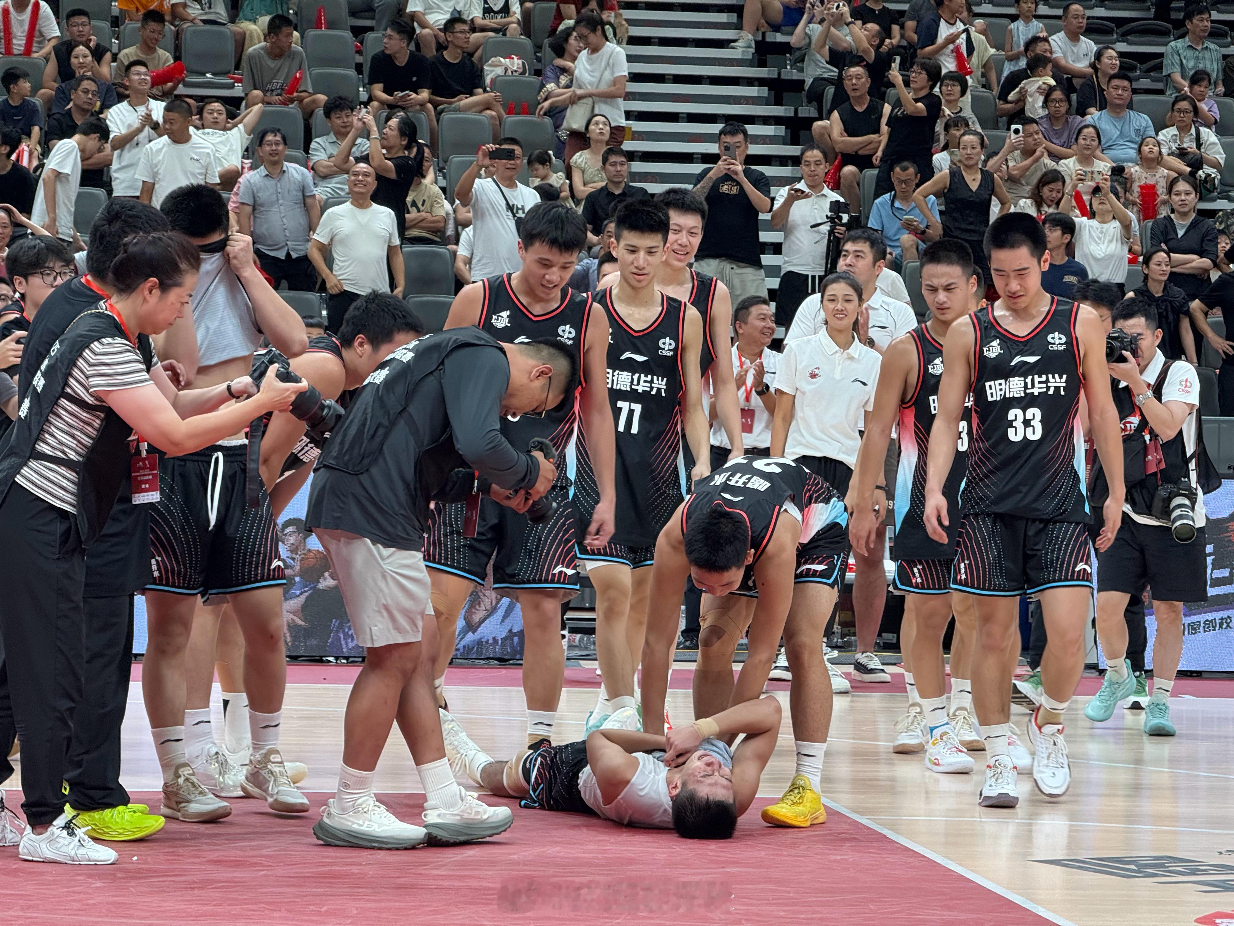 明德华兴中学75-53大胜清华附中，拿下2024-25赛季中国初中篮球联赛全国总