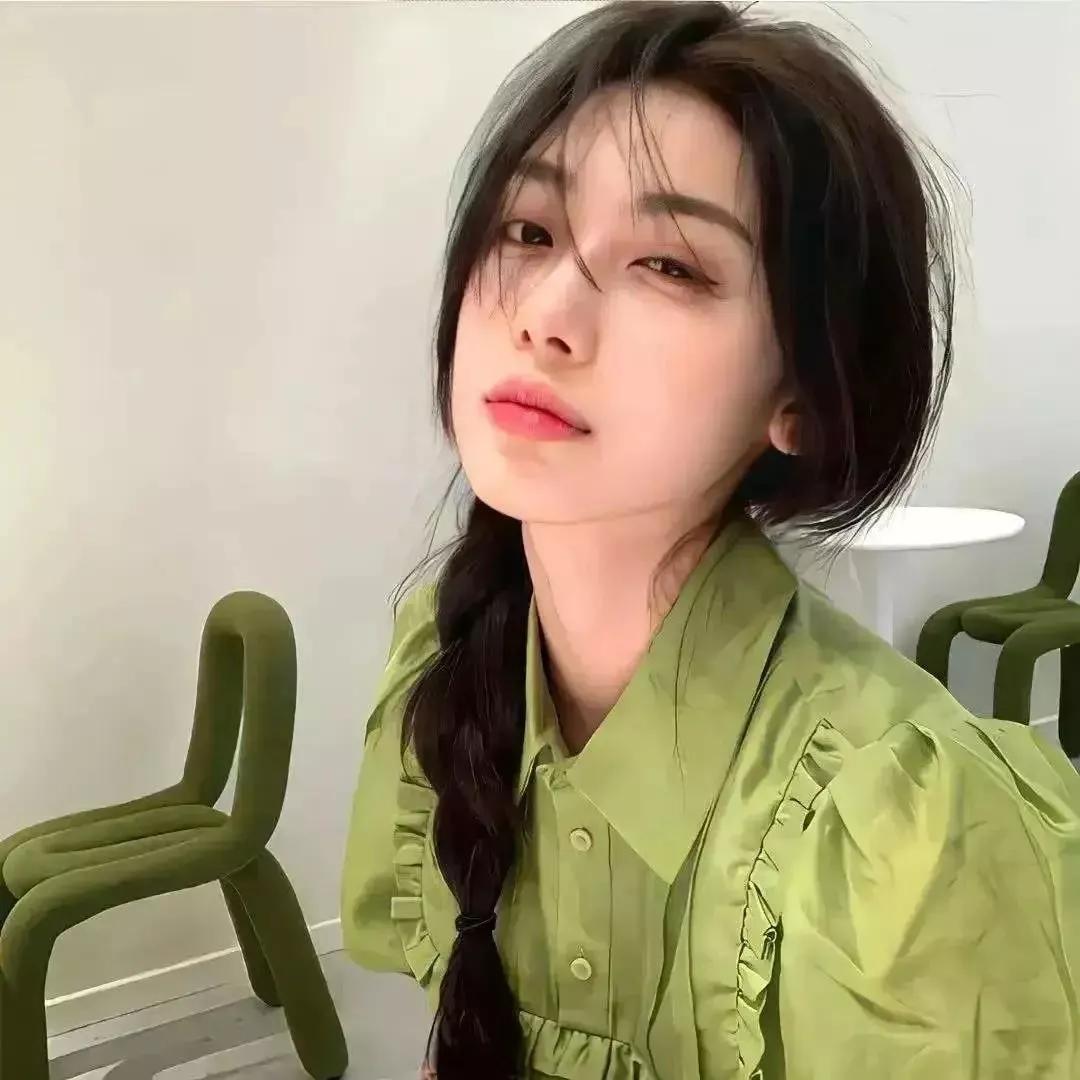 温柔气质少女，绿色衬衫，优雅自然。少女感白衬衣 温柔衬衫女 少女感衬衣 淡粉色衬