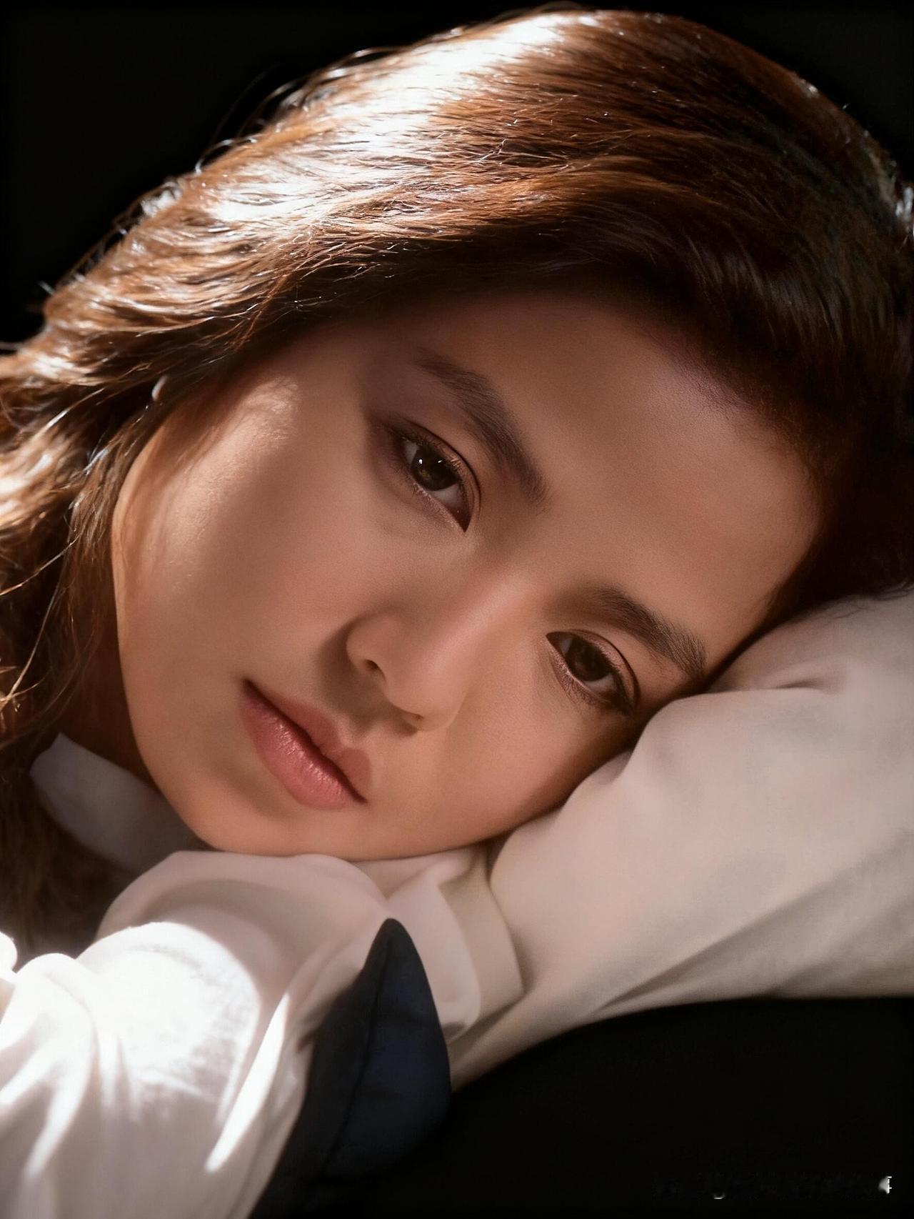 刷到《纵横四海》经典妆造修复剧照，直接梦回那个辉煌的年代！张国荣眉目含情，钟楚红