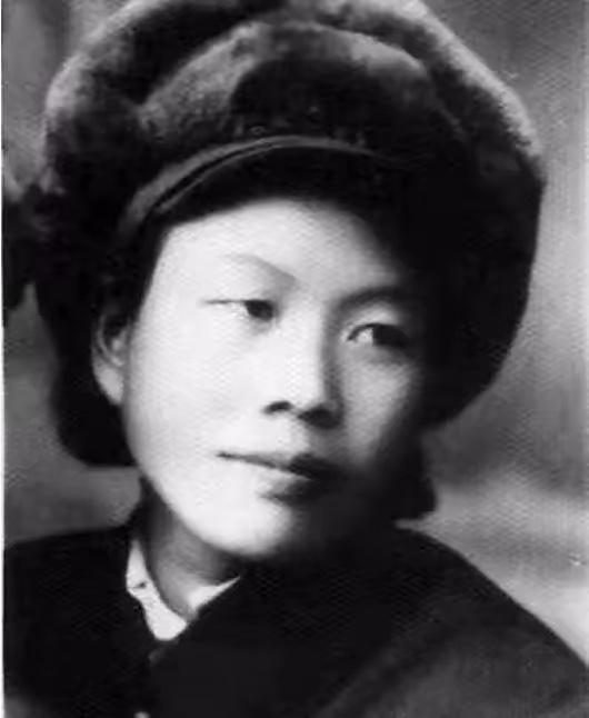 1958年，毛主席路过沈阳，邓华备了一桌湘菜，满心以为主席要夸他。

谁知主席扫