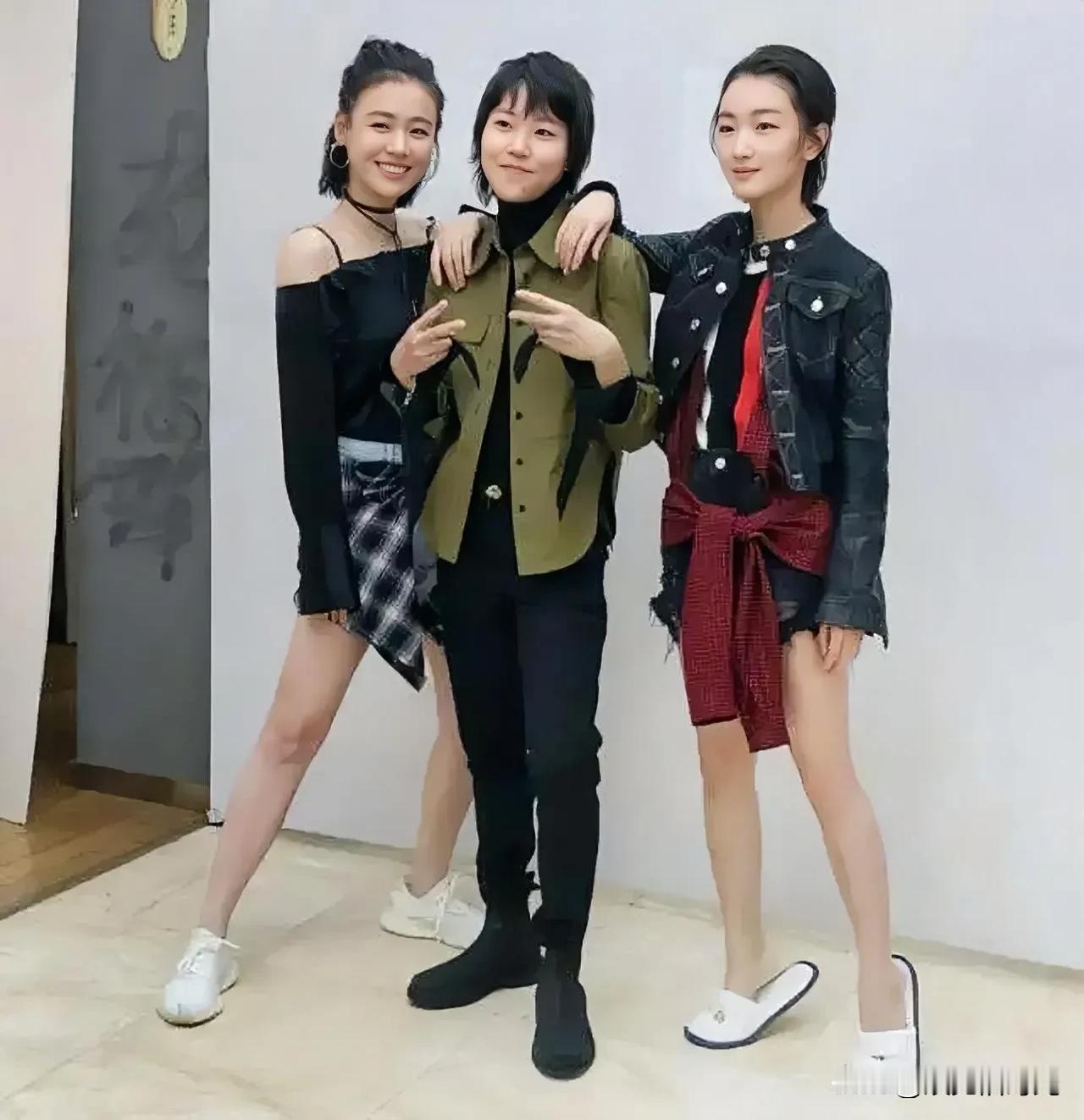 网友说，这张照片只能成为回忆了（图一）。马思纯可以和窦靖童拍合照，窦靖童也可以和