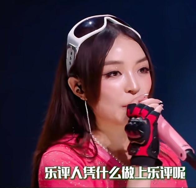 一个从未发布过作品的人，却坐在评委席上，对台上的歌手进行点评和评判。
 
那个晚