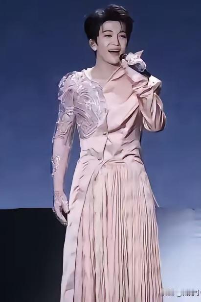 谁包装的？谁是幕后推手？谁给提供的平台？把这么个爷们不爷们，娘们不娘们的人妖整上