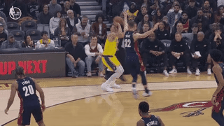 东契奇崴脚受伤，场边设计也得调整



东契奇投完三分，不幸崴脚受伤，骑士主场这