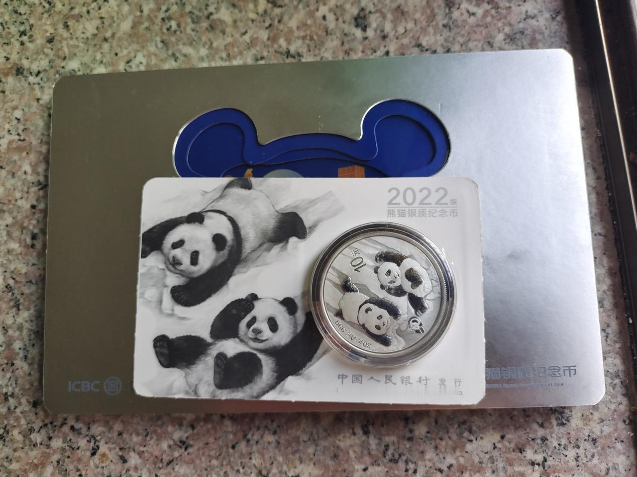 国庆期间在工商银行下单的30克熊猫银币收到了，我当天闲来无聊，于是就将这枚202