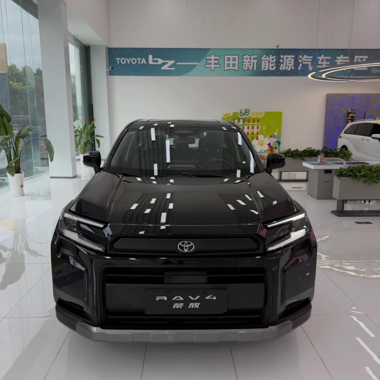 RAV4荣放这台SUV，我到店体验完最大感受就是务实过头。外观棱角做得很硬派，可