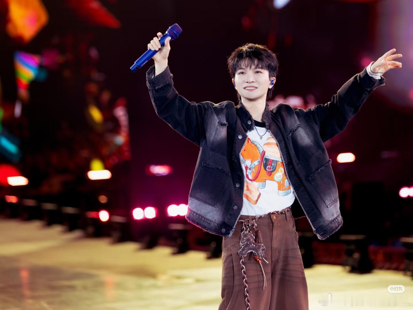 向全世界安利我担他有少年侠气，亦存柔软心肠。 他胸腔有燃烧的血，还有一身坚硬的骨