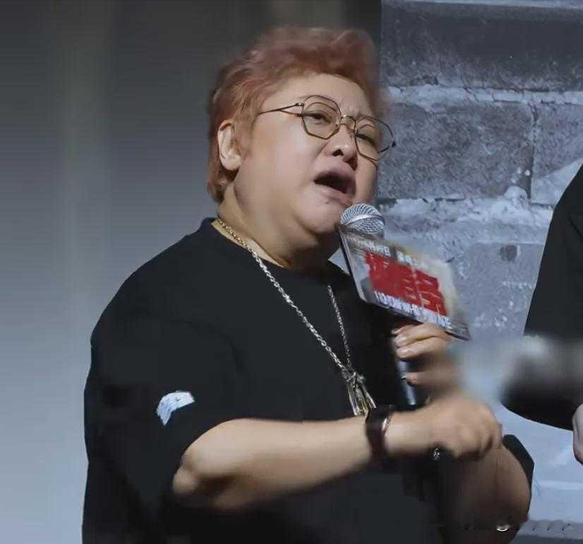 走个面儿？有意思吗？
她是我比较喜欢的歌手之一，我也是同一时代人。
按理，这个年