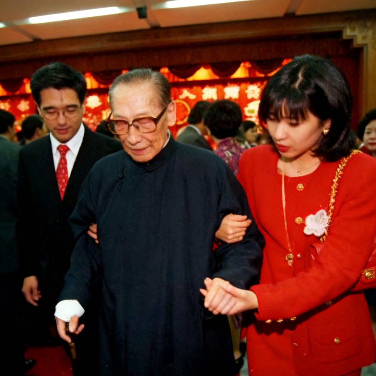 1997年，病重的蒋纬国，在儿子蒋孝刚与儿媳王倚惠的搀扶下，勉强出席活动，一张罕