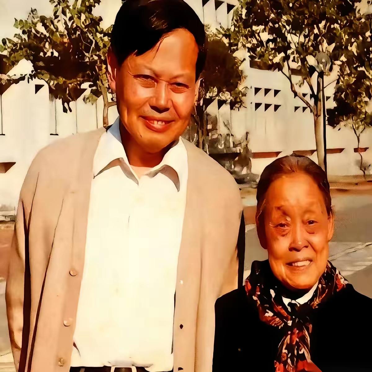 杨振宁这波孝心，才是真的戳心！上世纪80年代，他母亲得的多发性骨髓瘤，骨头疼得钻