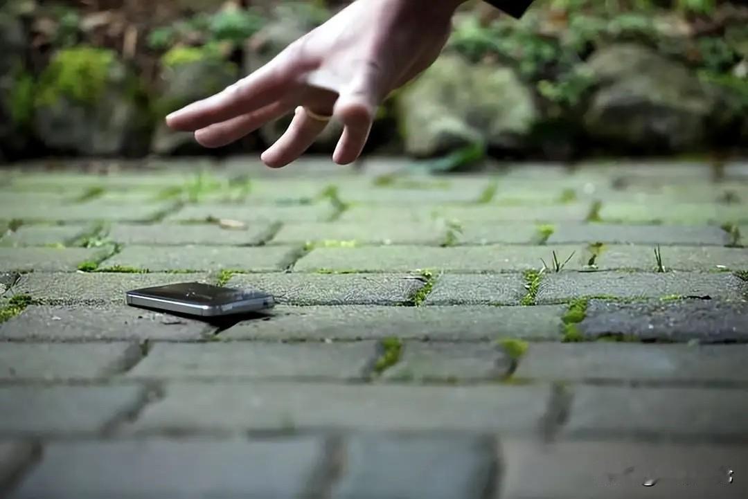 广西来宾，2名初三男生趁教室没人，偷拿走一男同学藏在课桌里的手机，因学校禁止带手