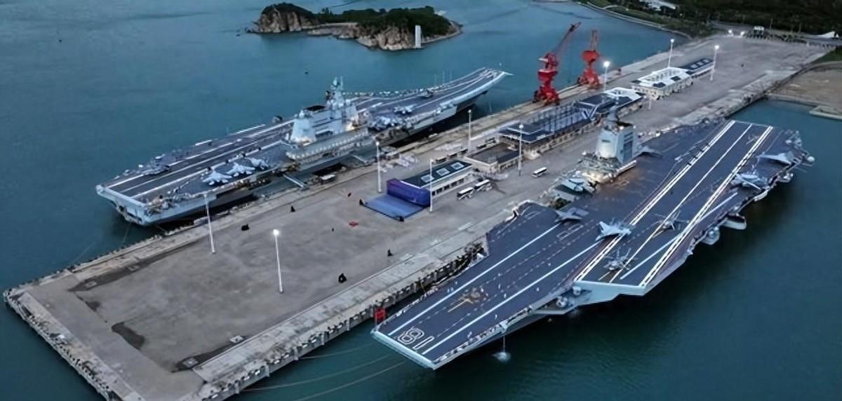 11月5日，南海三亚某军港，伴随着巨大的轰鸣声，福建舰正式入列。

这一刻，甲板